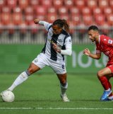 Samuel Ballet (FCZ) à la lutte avec Ali Kabacalman (SIO) lors d'un match entre Zurich et le FC Sion au Letzigrund